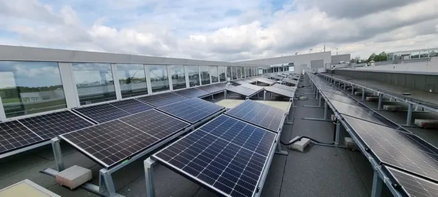 Konstrukcja elektrownii na dachu płaskim dla Volvo Polska