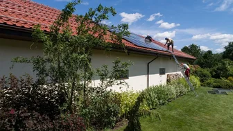 Montaż paneli PV na dachu garażu