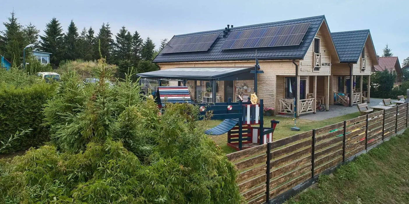 Jaki zestaw solarny na dom letniskowy zagwarantuje energię elektryczną
