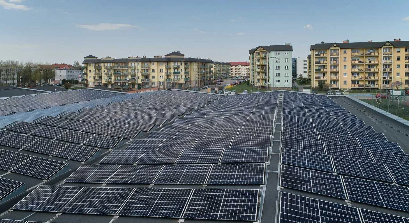 Budynek parterowy z dachem pokrytym fotowoltaiką 50 kWp