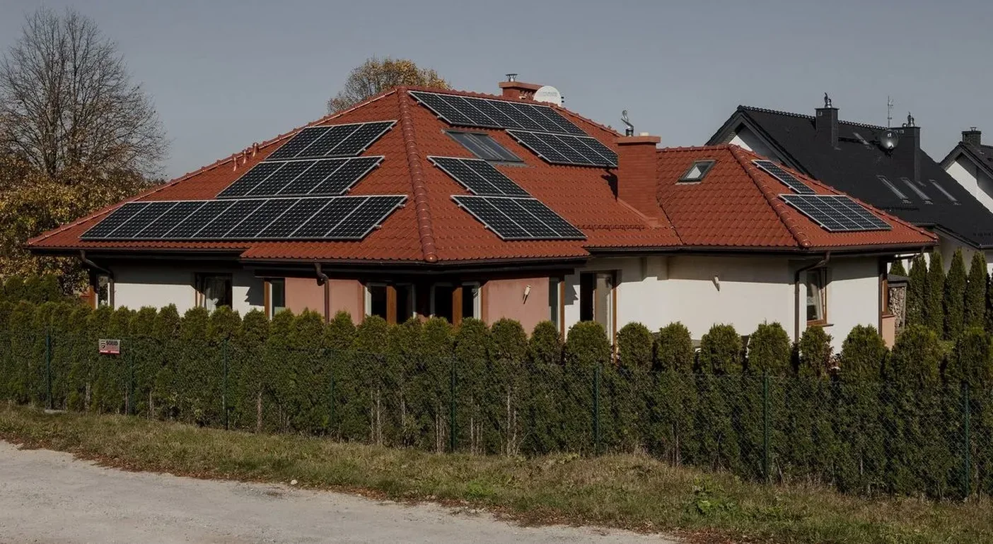 Mały dom parterowy z instalacja fotowoltaiczną 10 kWp