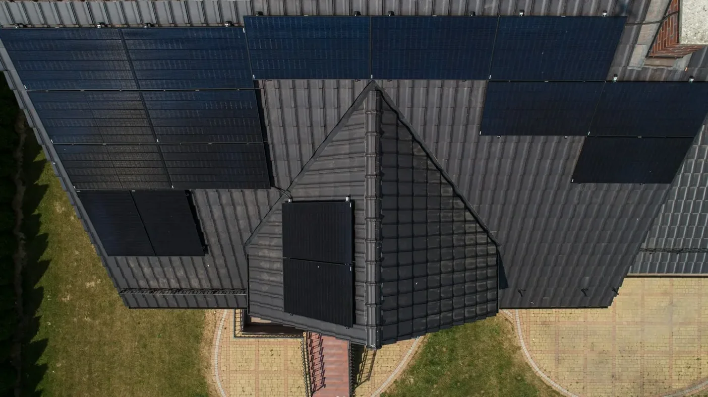 Instalacja fotowoltaiczna 6 kwp połać dachu