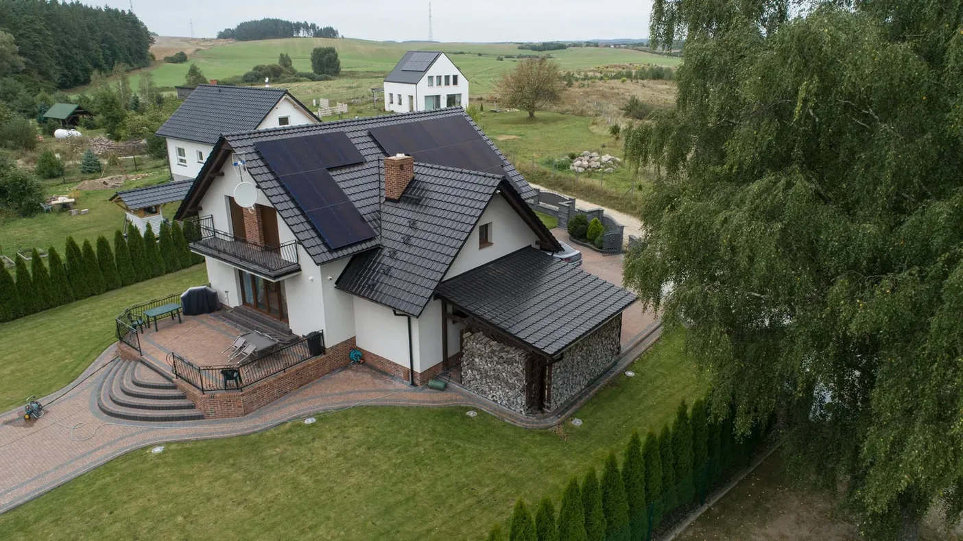 Czarne panele fotowoltaiczne na ciemnej blachodachówce