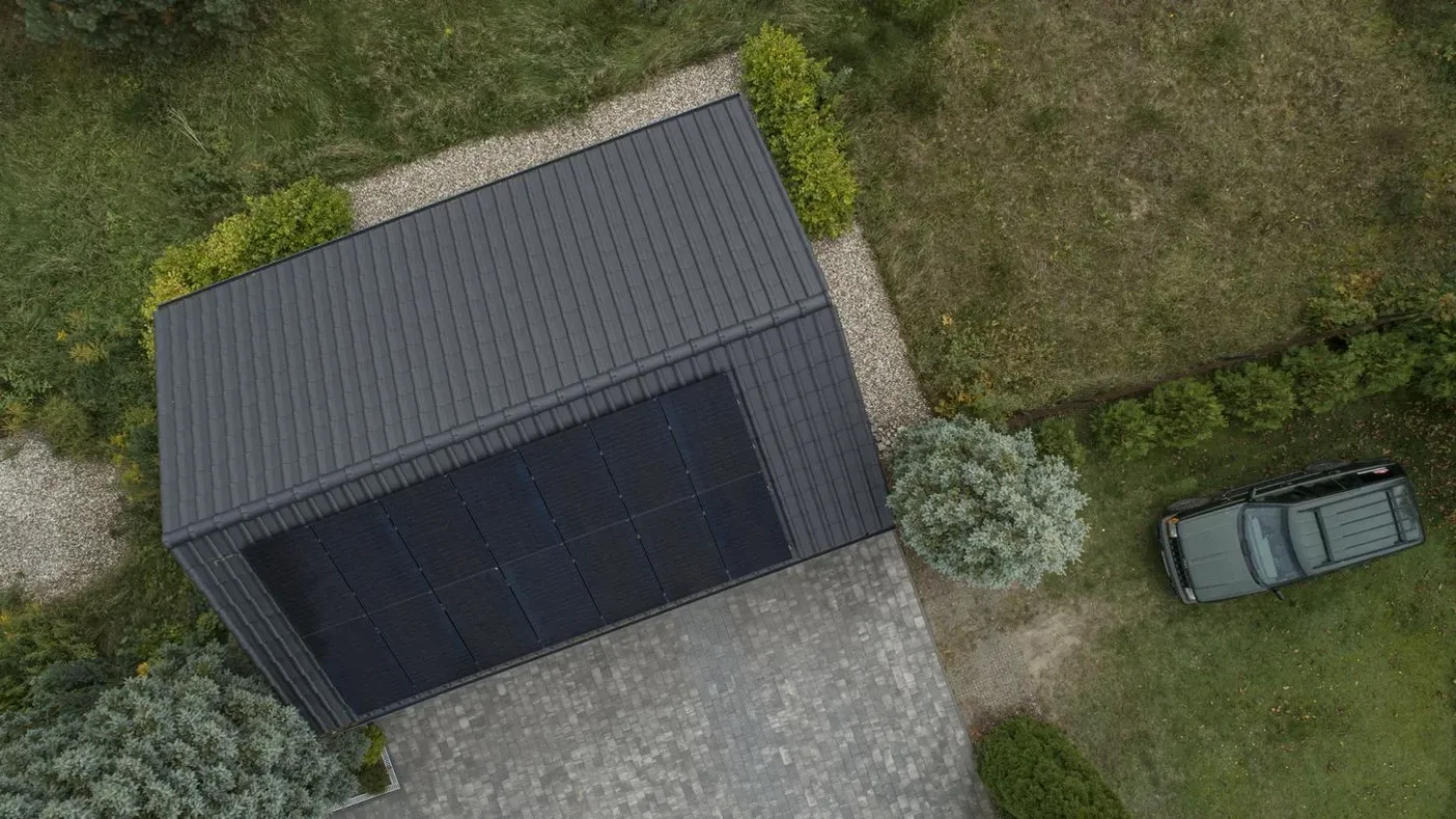Instalacja fotowoltaiczna na dachu garażu