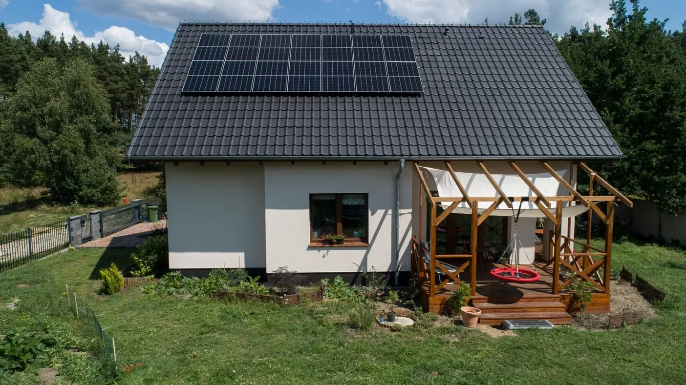 Widok domu z zestawem fotowoltaicznycm 5 kWp