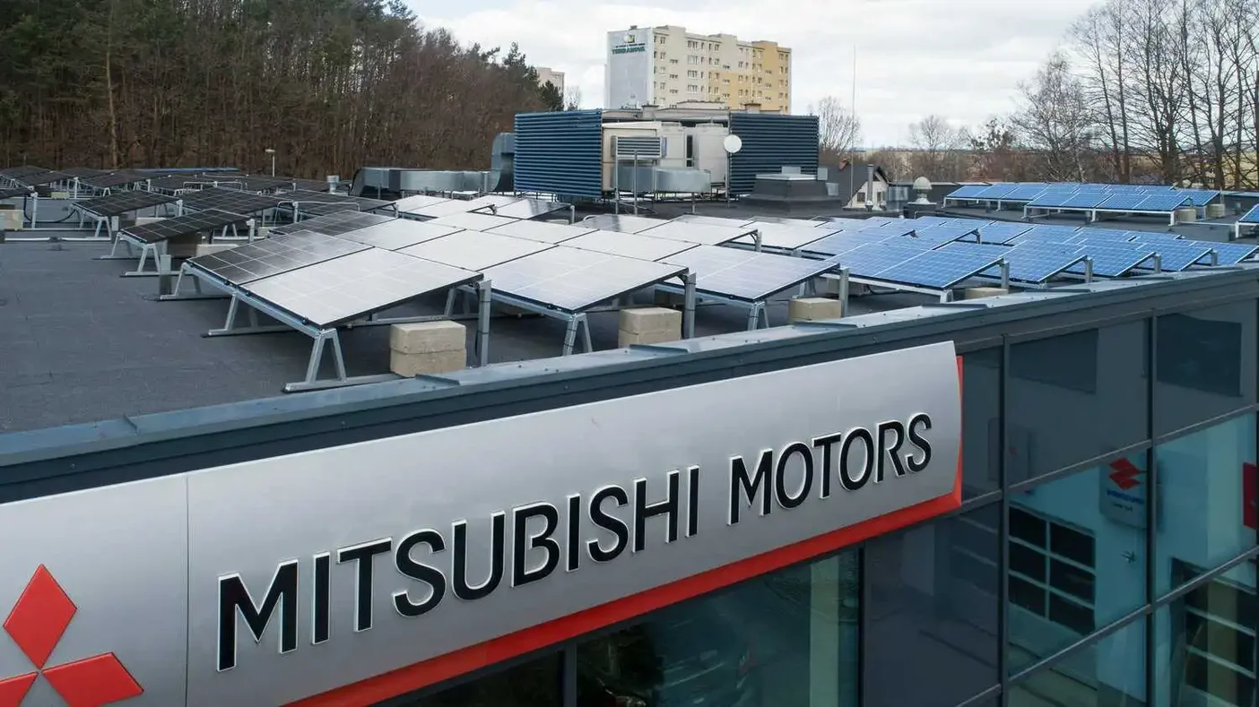 Autosalon Mitsubishi z instalacją fotowoltaiczną od OZE Biomaru
