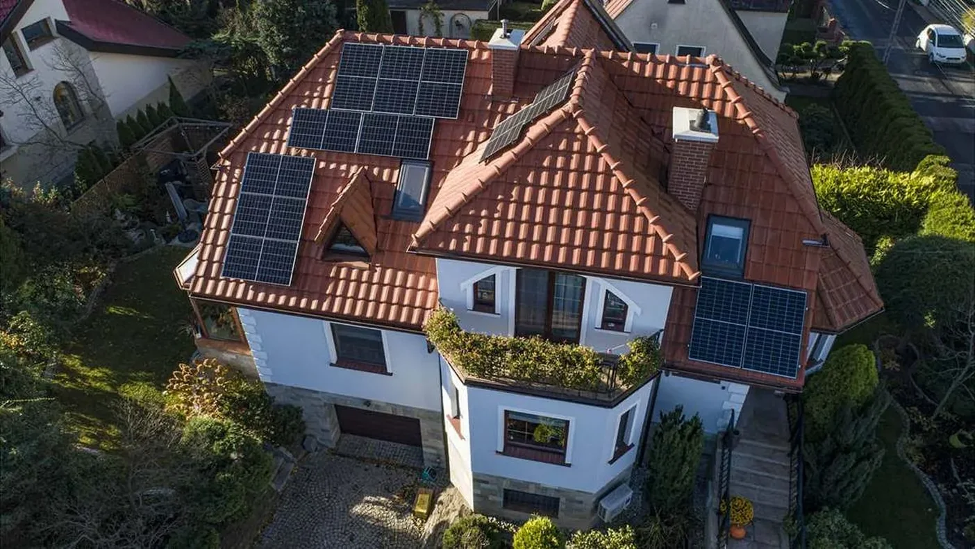Dom jednorodzinny z panelami fotowoltaicznymi - złożony dach z lukarnami