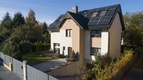 Duży dom z instalacją fotowoltaiczną o mocy 6,64 kWp
