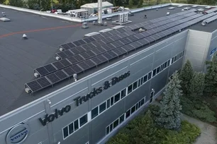 Insatalacja fotowoltaiczna na dachu siedziby Volvo Trucks & Buses w Długołęce, widok z góry