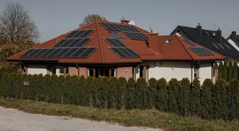 Mały dom parterowy z instalacja fotowoltaiczną 10 kWp