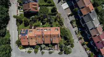 Widok z góry na dom w zabudowie szeregowej w Gdyni z instalacją PV
