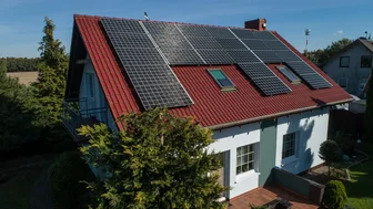 24 panele fotowoltaiczne na dachu małego domku