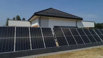 Panele bifacial w instalacji naziemnej