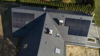 Czarne panele fotowoltaiczne Jinko na dachu zbliżenie