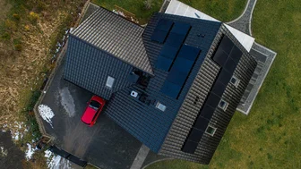 21 modułów fotowoltaicznych Selfa full black widok dachu