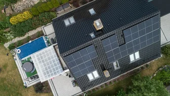 Dom piętrowy z panelami fotowoltaicznymi dużej mocy widok dachu z drona