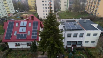 2 domy z instalacją fotowoltaiczną dach płaski i dach dwuspadowy