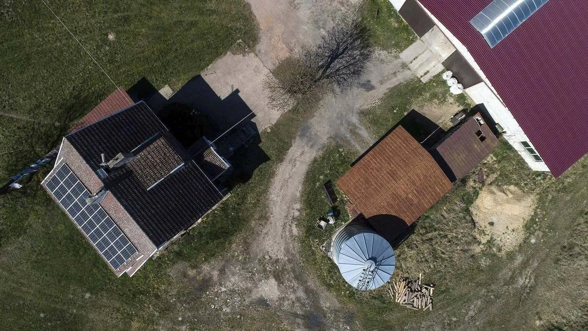 Dofinansowanie do fotowoltaiki - widok gospodarstwa z instalacją PV na dachu