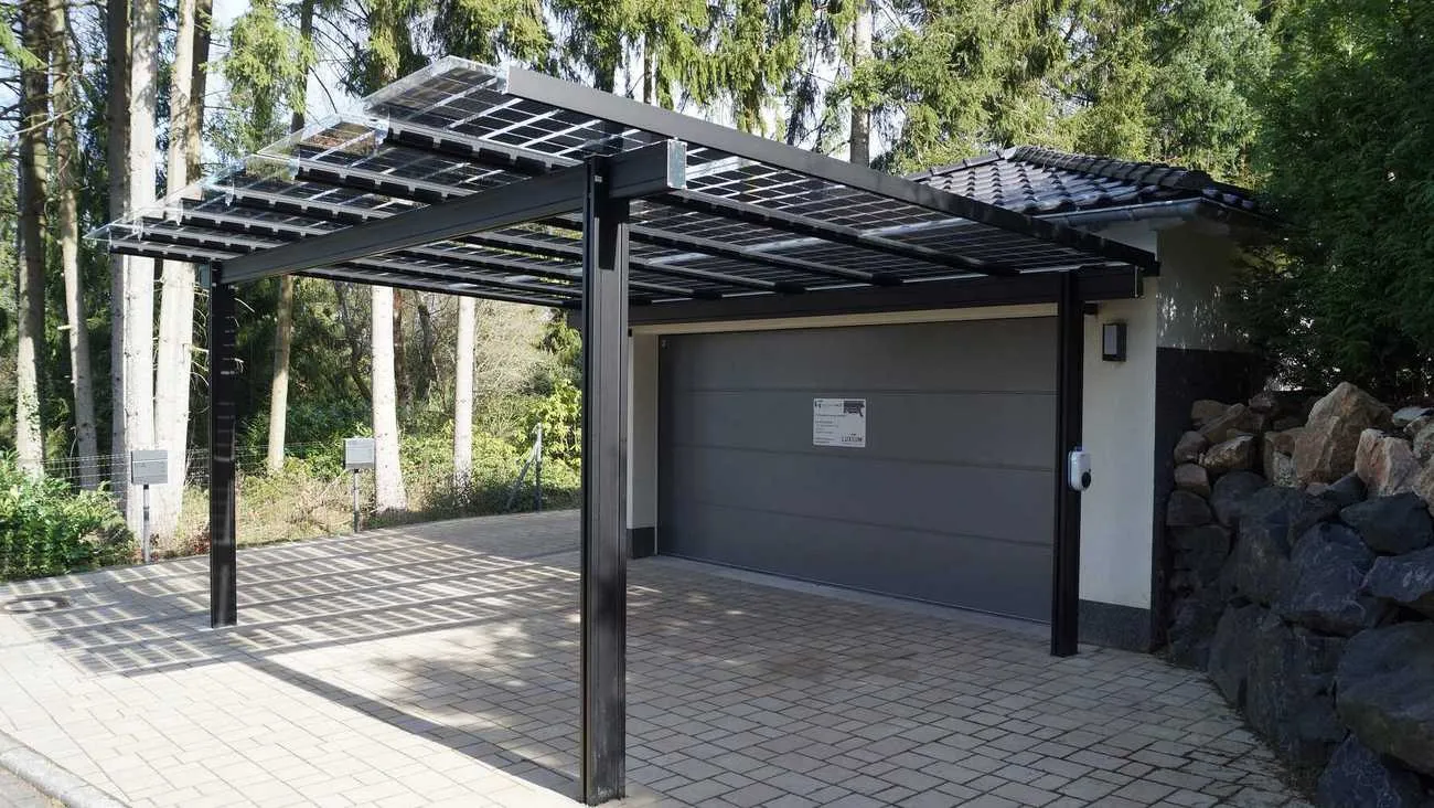 Wiata garażowa solarna pokryta modułami szkło-szkło elegante
