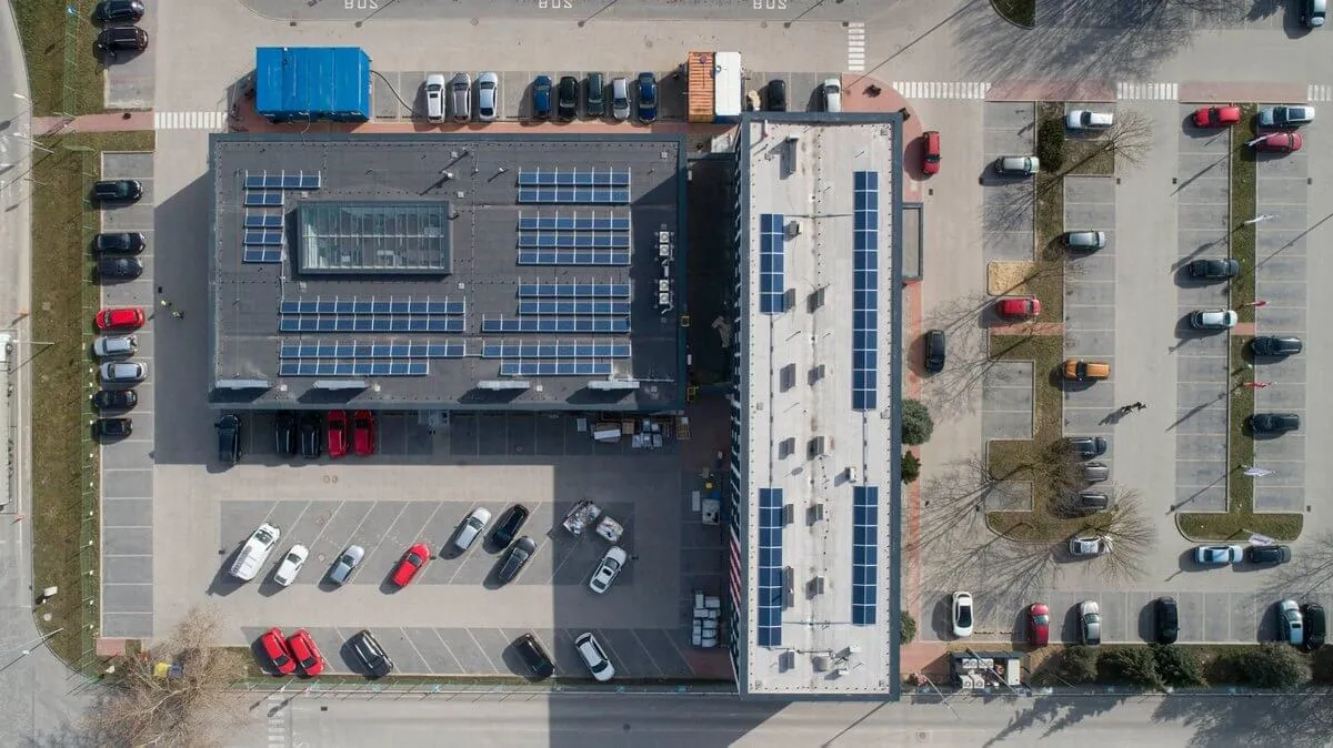 Przykład firmy Rockwool - oszczędzanie energii w firmie z instalacją 50 kWp na dachu