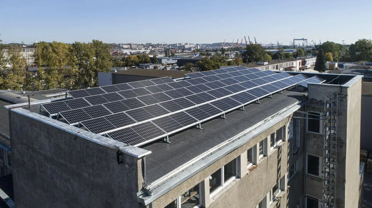 Jak uniknąć wzrostu cen prądu? Panele fotowoltaiczne na dachu firmy Klimor.
